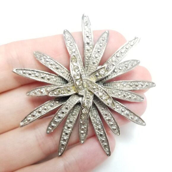 Vintage Starburst Shape Flower Brooch, Silver Tone Lapel Pin, Estate - Picture 1 of 6
